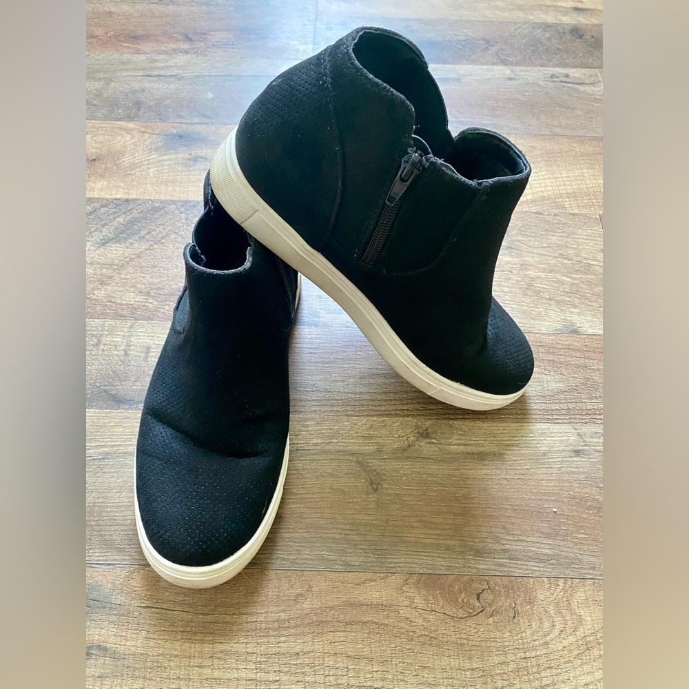 Black wedge sneakers